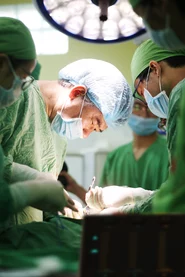 創業者の吉岡秀人は、現役の小児外科医です。