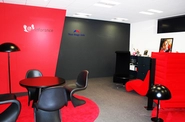 オフィスはコーポレートカラーの赤で統一されており、社長のこだわりでデザイン性・機能性にともに優れたオフィスファニチャーが取り揃えられています。