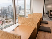 -働きやすいオフィス-　　　　　　　　　　　　　　　　　　通称「ぼっち席」一人で集中したいときに、海や新幹線、首都高を見ながら作業に集中できます。