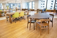 新オフィスのカフェエリア。コワーキングスペースとしてやイベントなども開催できます。