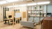 オフィス空間も社員全員で作り上げたものです。デザインなどの仕事に関する本を並べている棚は当社のこだわりの1つです。
