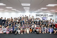 SHOPLISTでは、事業のプロジェクト以外にも社内イベントプロジェクトがあり、従業員全員が参加できるイベントを企画しています。写真は2019年の社内で夏祭りを行った時の就集合写真！