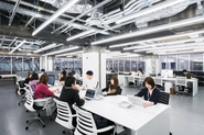 「Ginza Sony Park」のデザインを手がけた 建築家 荒木信雄氏にデザイン監修行っていただいたオフィスは革新的で潔くスタイリッシュ。