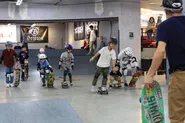 満員御礼のスケートスクール