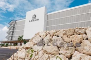 宮古島平良港近くにある「HOTEL LOCUS」ビジネスでもリゾートでもない、新しいタイプのデザインホテルです。LOCUSを拠点として宮古島を楽しむ。そんな拠点となるホテルです。