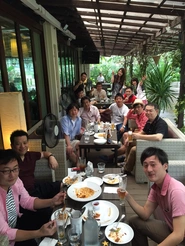 全社員による社員旅行で、シンガポールに行きました。現地のバリューカードを導入頂いているレストランで食事会を実施しました。