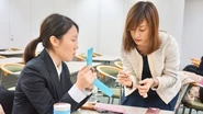 女性メンバーが体育会学生にメイク指導をすることも！