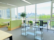 南青山にある当社オフィスです。執務室や会議室はガラス張りで開放的です。