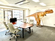 大きな恐竜がいる会議室