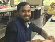 アブドゥル(22)。家族の紹介で、バングラデシュの自社工場で働くことになった。検品を担当している。