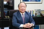 インターコム創業者である高橋啓介代表取締役会長CEO。企画・開発・販売からメンテナンスまで一貫して行う「日の丸ソフトウエア」企業として37年の歴史を刻んでいる。