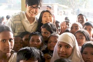 バングラディッシュ現地調査のために小学校を訪れた永田とユーグレナの仲間