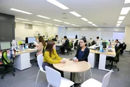東京本社内：奥は休憩スペースとなっており昼時は事務所にいるメンバーでランチを囲みます。