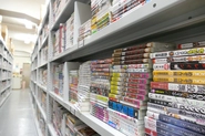 自社倉庫には30万冊のコミックが並んでいます