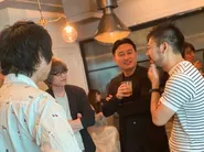 月に一度、会社のメンバーが仕事の手を止めてオフィスでお酒を酌み交わす「After7」という社内イベントを実施しています！