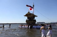 愛知県の三谷祭りの様子。神輿を海に入れるという、日本人にもしってもらいたい奇祭のひとつ。