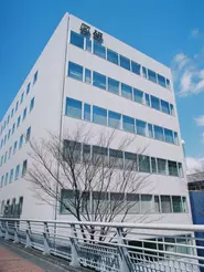 図研自社ビルの５階がプリサイトのオフィスです。横浜といえども住宅街にあり、駅から近く満員電車を避けられるため通勤しやすい立地です。