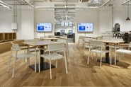 開放感のある明るいオフィス空間で自由なワークスタイルを実現。＠天王洲本社