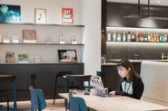 オフィスのコンセプトは、「TORIHADAを造りに集まりたくなる空間」。執務スペースの横にこういった食事や打ち合わせができる万能なフリースペースを広く設け、様々な業種のメンバーが入り混じり、シナジーを生んでいきやすい環境となっています。