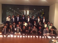 こちらは学生団体G-cruiseで代理店営業成績日本一位を獲得した時の写真です。学生ながら社会人に負けない営業力とチーム力で日本一位に辿り着きました。