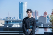 <弊社代表取締役 小笹佑京>　会社の経営のほかにソフトウェアエンジニアとしてもメンバーと共に活動中。また新規事業のスクラムマスターとして事業推進も兼務している。