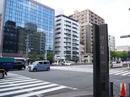 京都オフィスは烏丸御池駅から徒歩5分ほど。この角を右に曲がってすぐにあります。