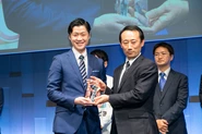 経済産業省主催「ジャパンヘルスケアコンテスト」アイデア部門においてグランプリも獲得しています。