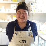 金沢に昨年オープンしたKUTANI SEAL SHOPの看板娘でもあるみっちゃん。普段は会社で勤務しています！