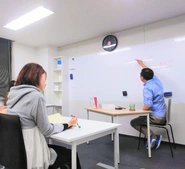 毎週月曜日に行われる朝礼では、"コウダプロの在り方"について皆が徹底的に考え、意見を交わしあいます。