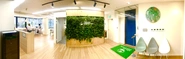 リラックス感のあるウッド調のフロアとフレッシュな緑が印象的なオフィス