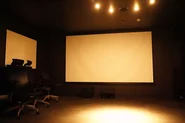 大型スクリーンと12台のスピーカーが設置された映画ルーム