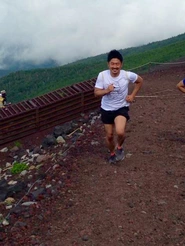 富士山登山。Tシャツ短パントートバッグ姿でも走って頂上まで駆け上がります！