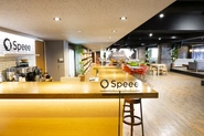 「Speee Lounge」というカフェスペースでは、ランチはもちろん、コーヒーを飲みながら仕事もできます。