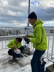向こうに見えるはオホーツク海！北海道のある自治体の屋上ですが、インターネットに繋げる親機を設置中です。ここも秋とは言え寒かった！