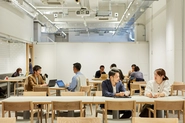 オープンカフェは社内外のMTGやワークだけでなく社員が一息つけるスペースとしても。