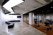 【オフィス風景】CIシンボルをキーワードにデザインされた会議室フロア。