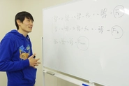 数値モデルを解説するCEOの田中