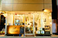 東京・三軒茶屋の直営飲食店＆醸造所「Whim SAKE&TAPAS」はWAKAZEのマーケティング拠点です。この場でこだわりのSAKEを少量多品種で製造していくことはもちろん、リアルな場を介してSAKEの魅力を発信し、OMO(Online Marged Offline)を実践しています