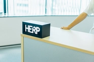 『HERP』には「Human Recruiting Platform」の頭文字と、企業の採用担当者に寄り添い、その手助け（=HELP）をしたいという思いが込められています