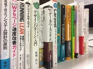 勉強する文化があります。ビジネス書も技術書もあります。