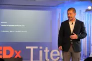 2014年クロスカルチャーマーケティングエキスパートとして TEDxTitechに登壇したdoq創業者作野善教