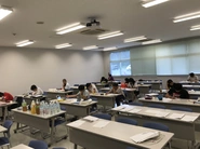 「勉強合宿風景」　昨年の夏休み中、近くの名桜大学の一室をお借りして、勉強合宿を開催しました。