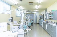 広々とした診察室には7台のユニット、さらには個室も用意しています