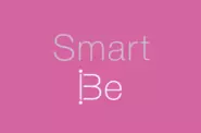 通常、“賢く振る舞おう、気が利く” は 「Be smart」と書きます。 しかし「Smart Be」にすることで ・賢くて、おしゃれ＝smart ・在り方＝be つまり、その人の存在（在り方）だけで、周りにインスピレーションを与えることが出来たり貢献できますように願いを込めています。
