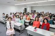代表 伊藤が講師を務める集客セミナー。日本全国から起業や独立したい女性が集まり、毎回満員御礼とご好評をいただいております。