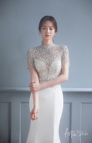 Having worked with various elite brands like Choi Jae Hoon, Milla Nova, Pronovias, and Vera Wang, brides-to-be can expect premium quality gowns of exquisite designs at your fingertips.