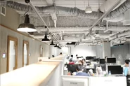 東京オフィスデスク。現在は半数以上のスタッフがリモートワークになっています。