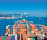 【年間2,300隻】鈴与創業の地である「清水港」で年間取り扱う船は約2,300隻、年間333,0000本（550,000TEU）を超えるコンテナの取扱量を誇っています。