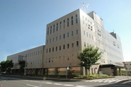 【歴史を刻む本社】静岡市清水区にある鈴与株式会社の本社。目の前には創業の地である清水港が広がっています。2019年には本社のとなりにフリーアドレス制を導入した別館が完成しました。