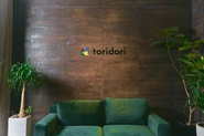 2020年8月3日、『toridori』に社名変更をしました。エントランスでは新しい会社ロゴがお出迎え。